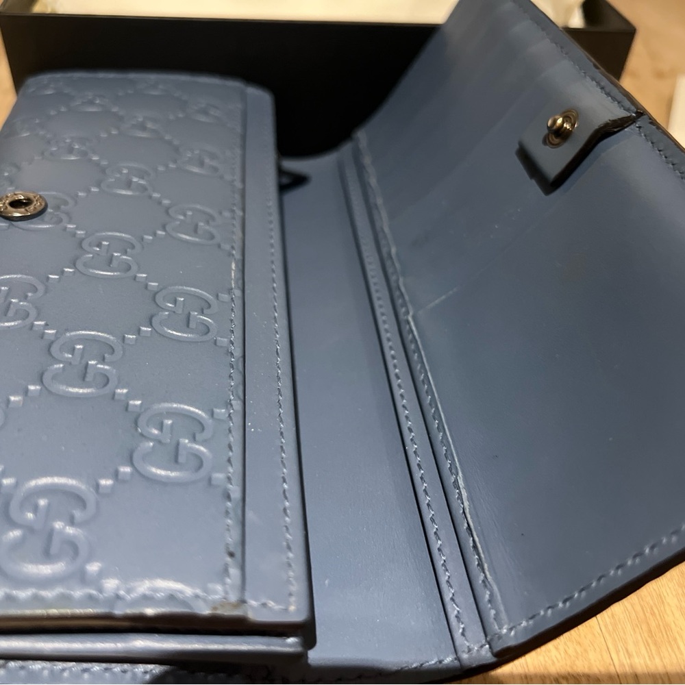 Gucci large wallet, pretty blue color. Excellent condition.